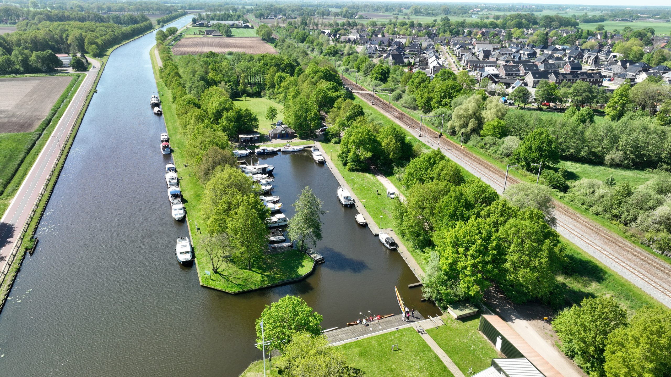 De jachthaven en het dorp vanuit de lucht