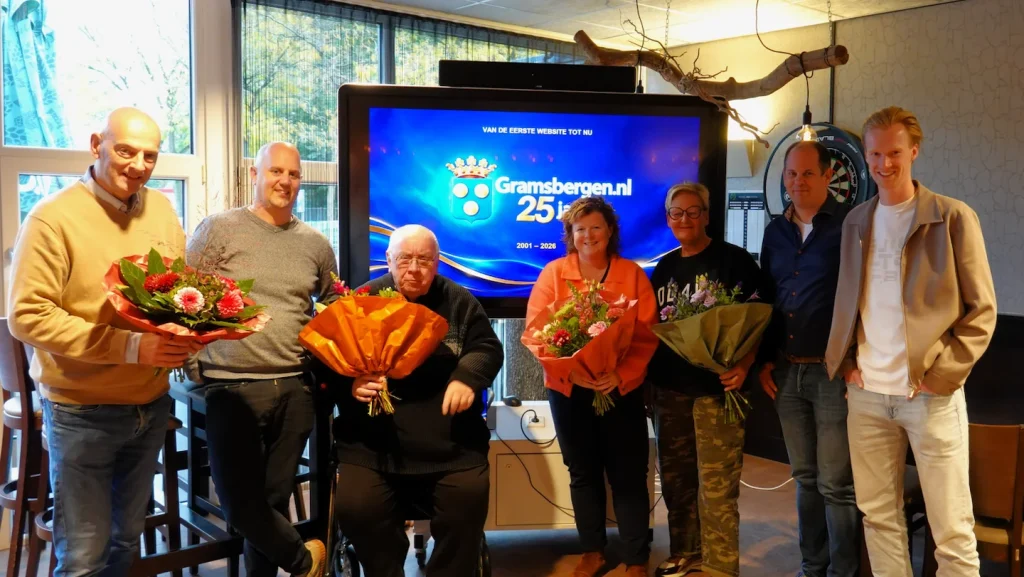 Groepsfoto tijdens het 25-jarig jubileum van Gramsbergen.nl.