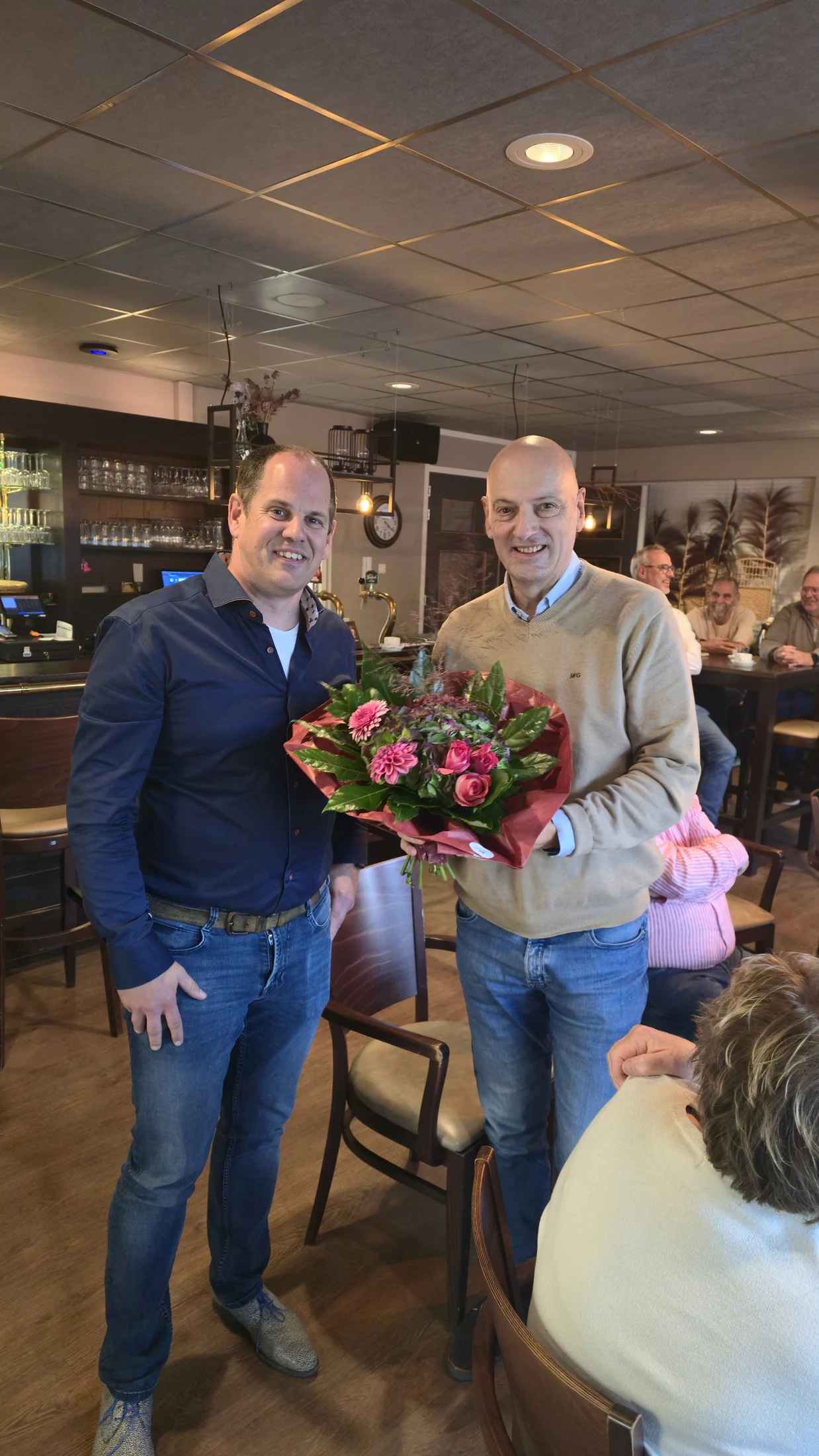 Overhandiging van bloemen tijdens het jubileum van Gramsbergen.nl