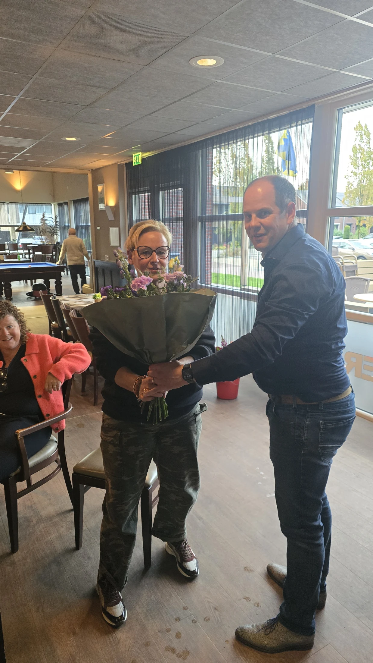 Overhandiging van bloemen tijdens het jubileum van Gramsbergen.nl