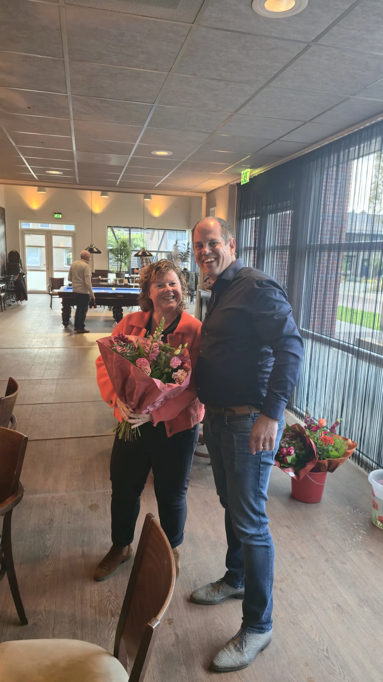 Overhandiging van bloemen tijdens het jubileum van Gramsbergen.nl