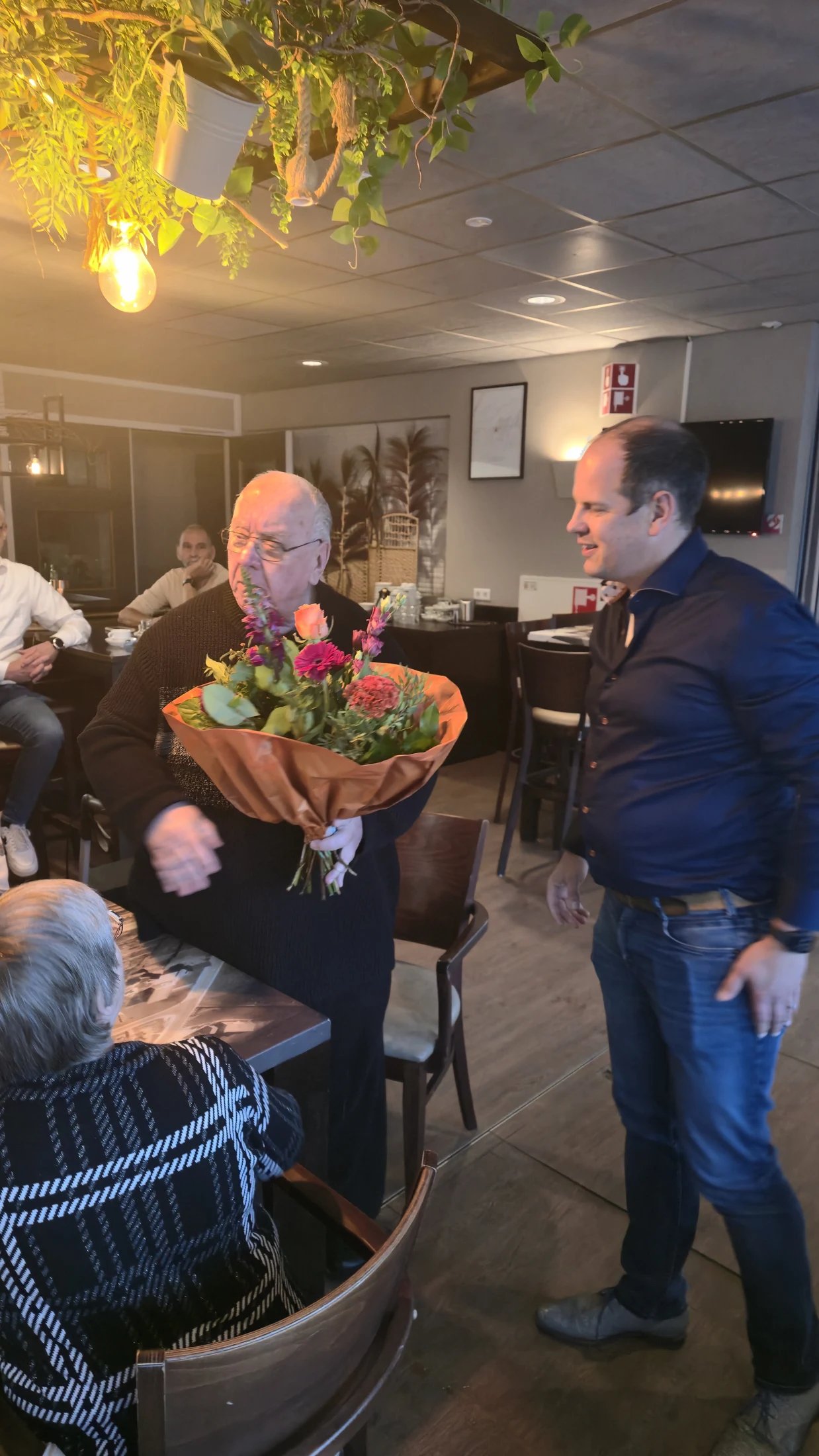 Overhandiging van bloemen tijdens het jubileum van Gramsbergen.nl