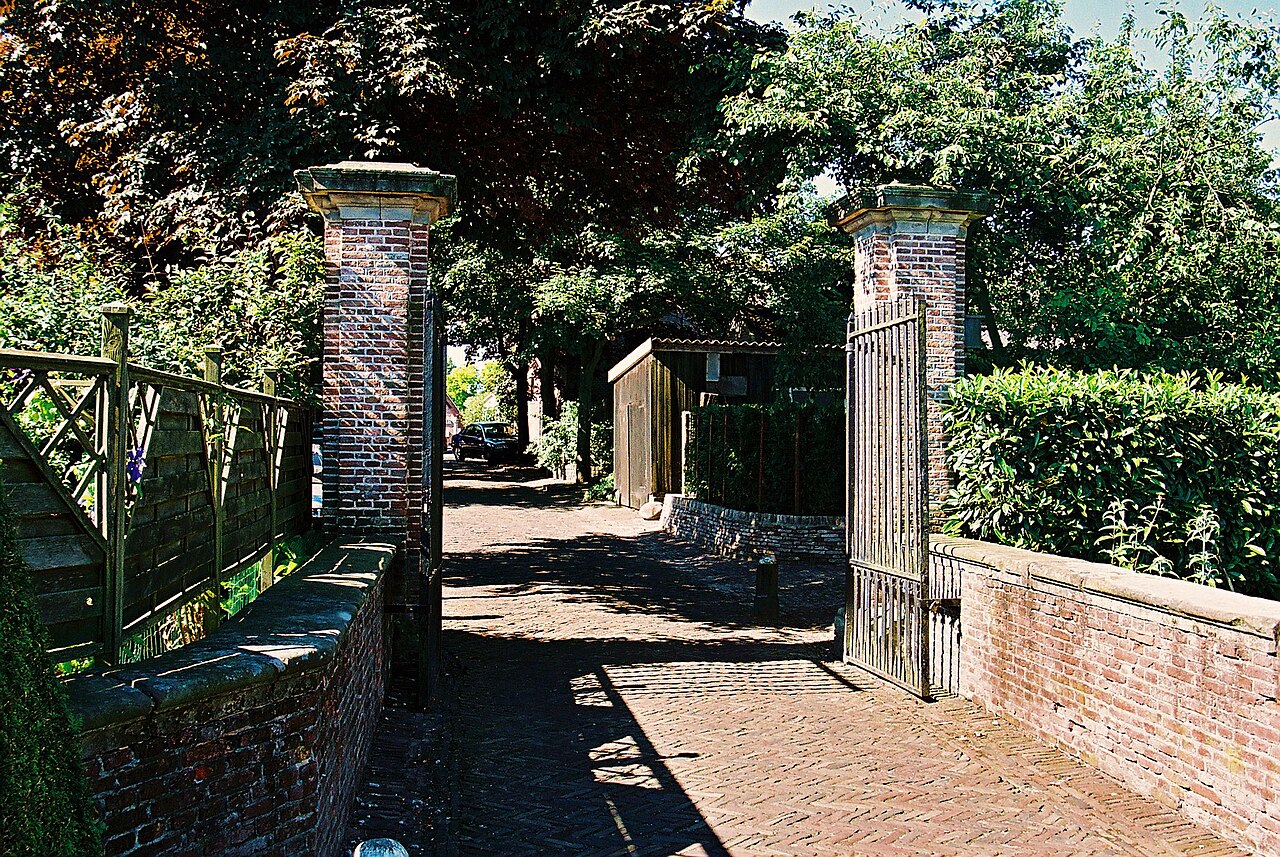 De hekpijlers van het verdwenen Huis Gramsbergen, gefotografeerd in 2005.