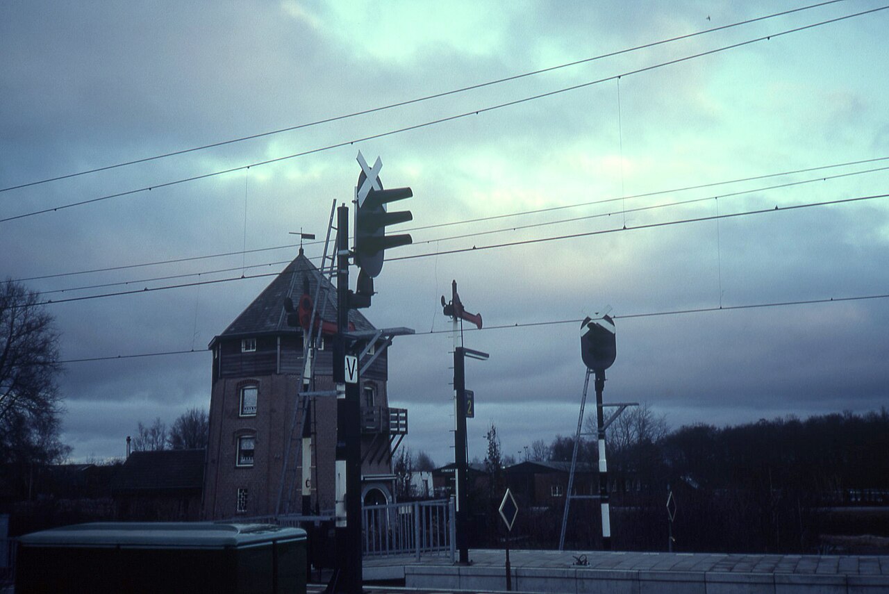 Het spoor bij station Gramsbergen, maart 1987.