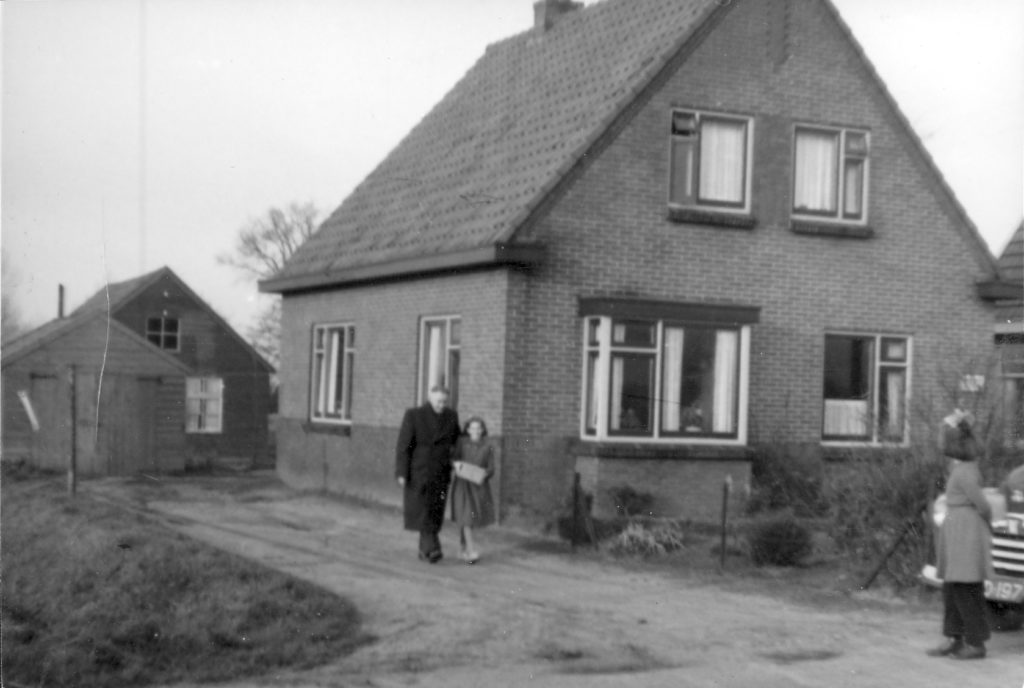 Jan Siebenga bij zijn woning in Gramsbergen