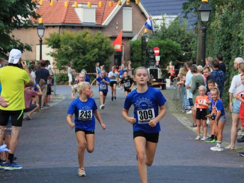1-km-meisjes-9-t-m-11-jaar-53