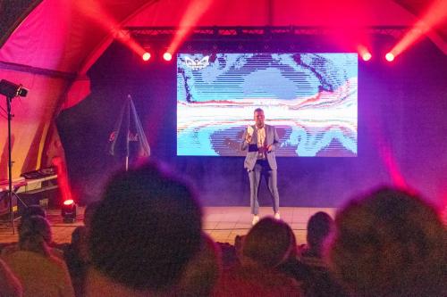 The-masked-singer-192-van-211